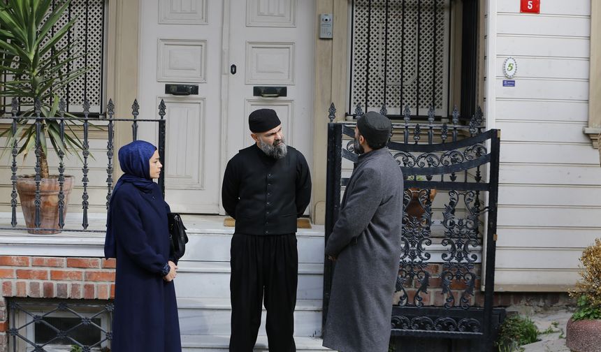 Meryem ise Suavi’nin sırrına ihanet etmekle Levent’e yalan söylemek arasında sıkışmışken Suavi’yi ötanazi kararından vazgeçirmeye uğraşır. 