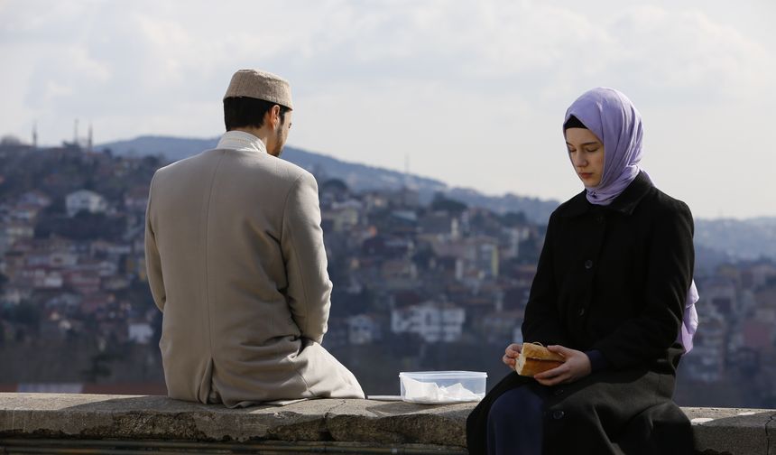 Ölümle burun buruna kalan Meryem ve Zeynep kaçmayı başaramayınca çaresiz dergaha dönmek zorunda kalırlar. Ancak döndüğünde Zeynep’i, aynı çatı altında Cüneyd’e eş olmanın zorlukları beklemektedir.