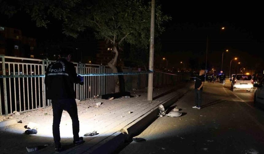 Adana’da feci kaza! Kontrolden çıkan motosiklet kaldırıma çarpıp sürüklendi: 2 ölü