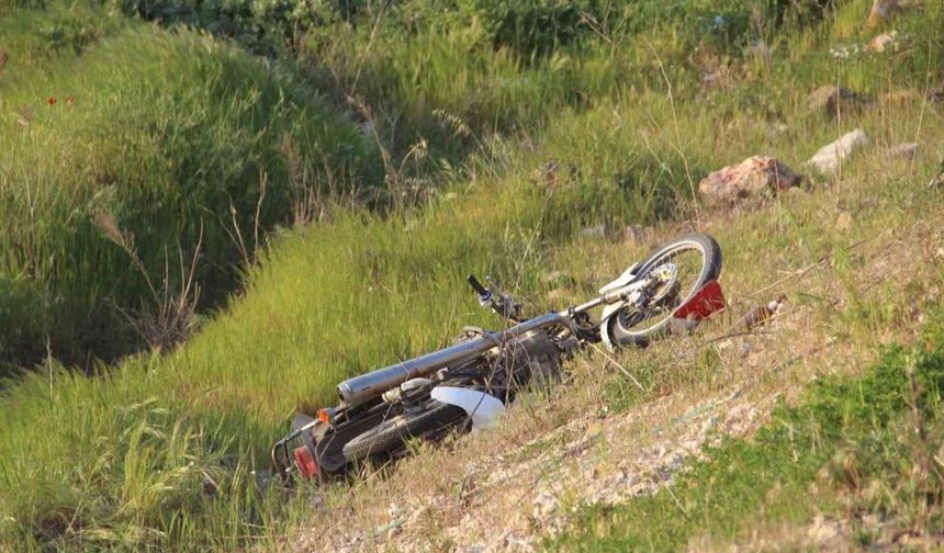 Çanakkale'de bariyerlere çarpan motosiklet dere yatağına uçtu: 2 genç hayatını kaybetti