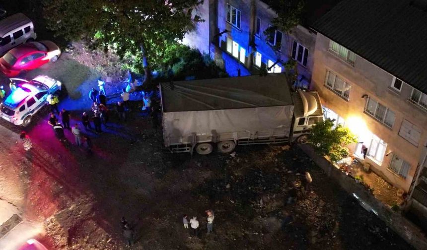 Bursa’da kaza ucuz atlatıldı! Freni boşalan kamyon eve girdi