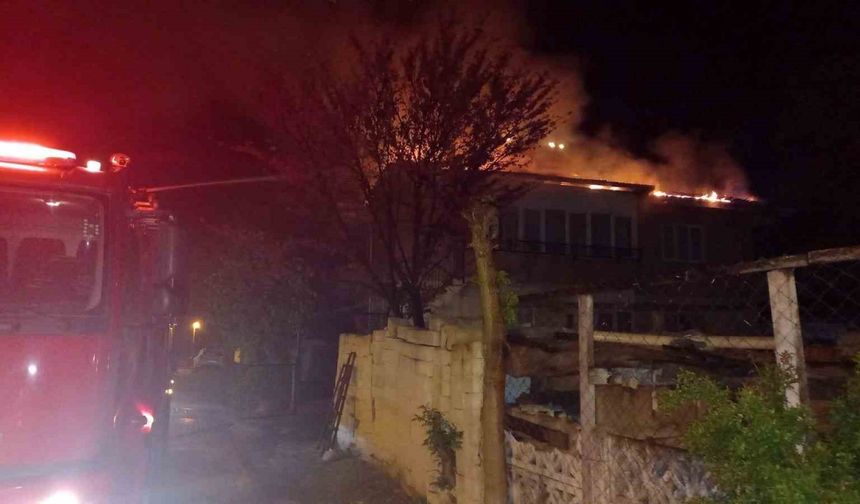 Kırklareli Lüleburgaz'da çatı yangını 3 saatte söndürüldü
