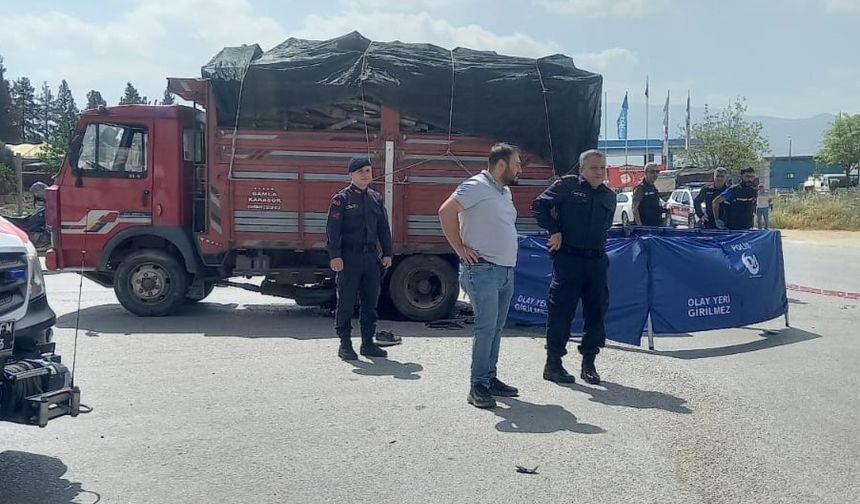 İzmir Ödemiş'te kaza yerine gelen polisler, mesai arkadaşlarının cenazesiyle karşılaştı