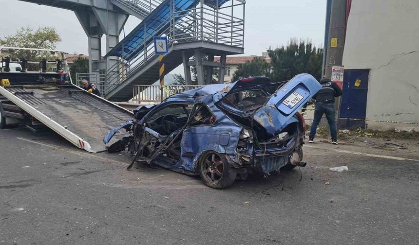 Zonguldak'ta trafo binasına çarpan otomobil hurdaya döndü: 1 ölü, 1 yaralı