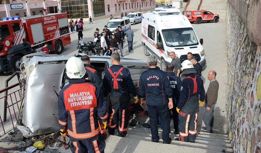 Malatya'da otomobil okul bahçesine uçtu: 2 yaralı
