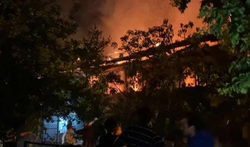 Burdur'da evdeki yangın tüpü patladı, 2 ahşap bina alev alev yandı