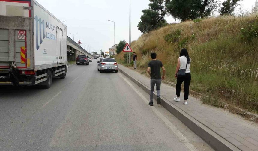 Antalya'da bir kişi hareket halindeki aracın önüne atlayıp yaralandı