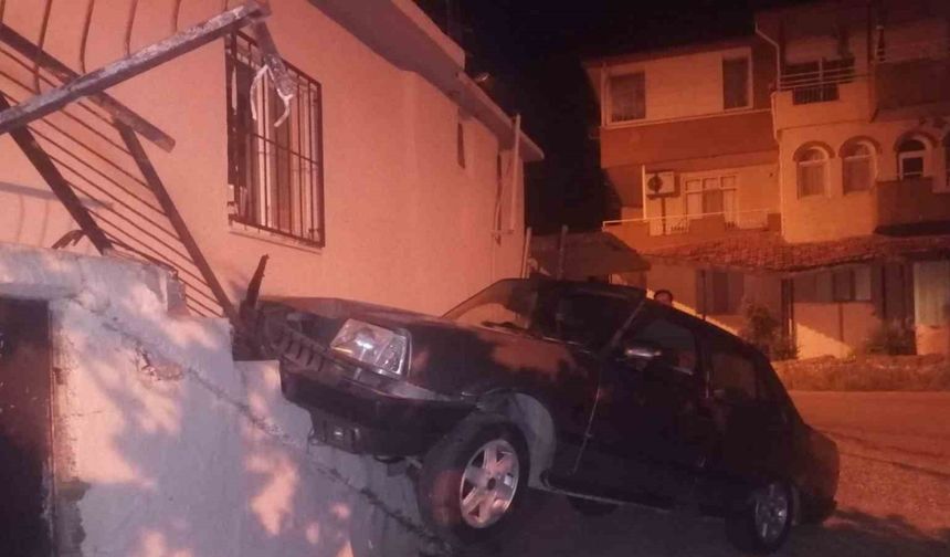Antalya'da kontrolden çıkan otomobil binaya çarptı