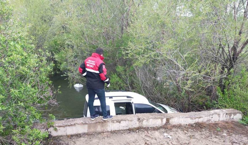Sivas'ta otomobil dereye uçtu: 1’i çocuk 3 kişi yaralandı