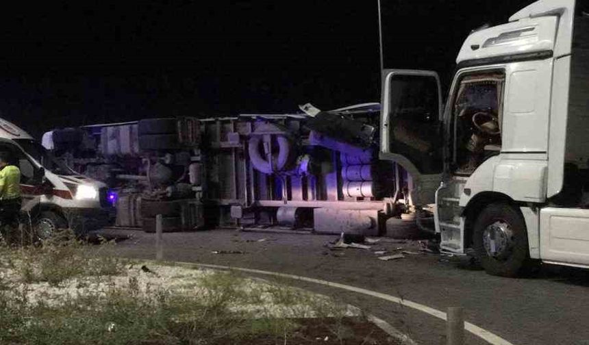 Amasya’da tırlar çapıştı