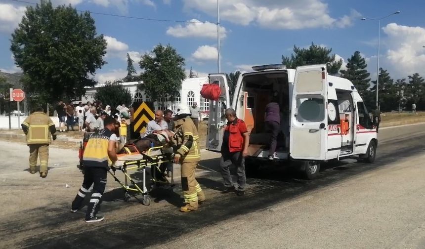 Isparta’da otomobil ile akülü bisiklet çarpıştı: 3 yaralı