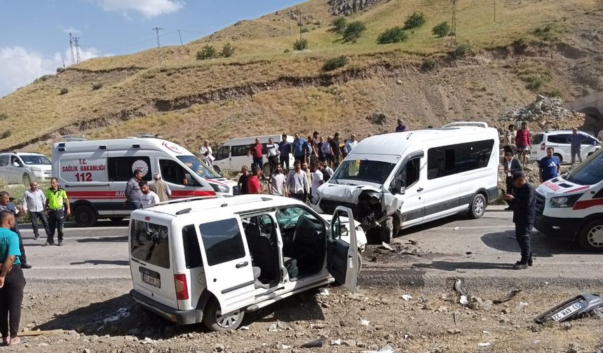 Yüksekova’da yolcu minibüsü ile hafif ticari araç kafa kafaya çarpıştı: 2’si ağır 7 yaralı