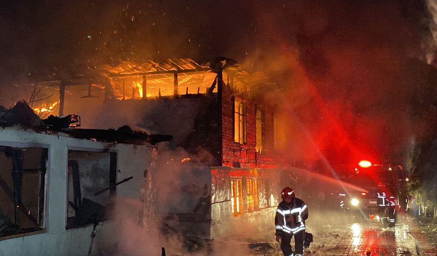 Kocaeli'de sabaha karşı yangın paniği: İki ahşap ev kül oldu