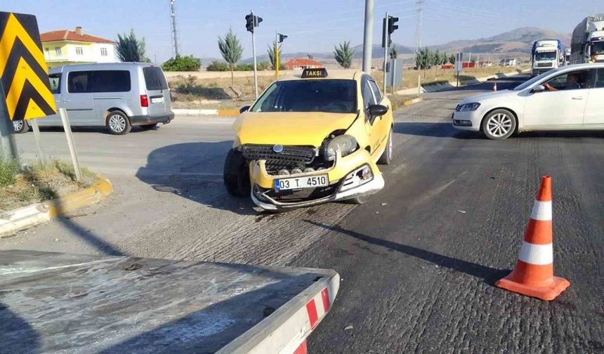 Afyonkarahisar’da ticari taksi ile otomobil çarpıştı: 2 yaralı