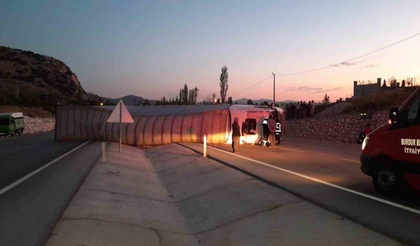 Burdur’da lastiği patlayan tır yan yattı: 1 yaralı