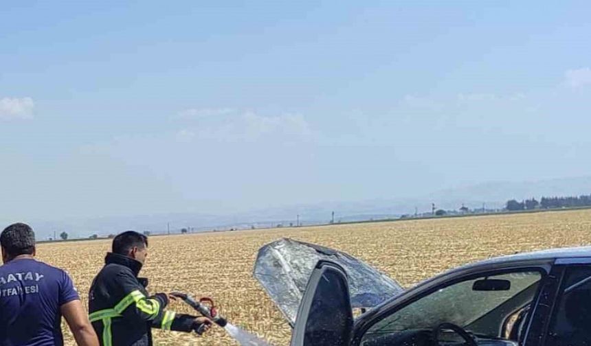 Hatay'da otomobilin motoru seyir halindeyken alev aldı