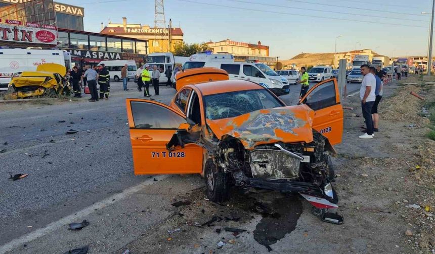 Kırıkkale'de iki ticari taksi çarpıştı: 1 ölü, 2 yaralı