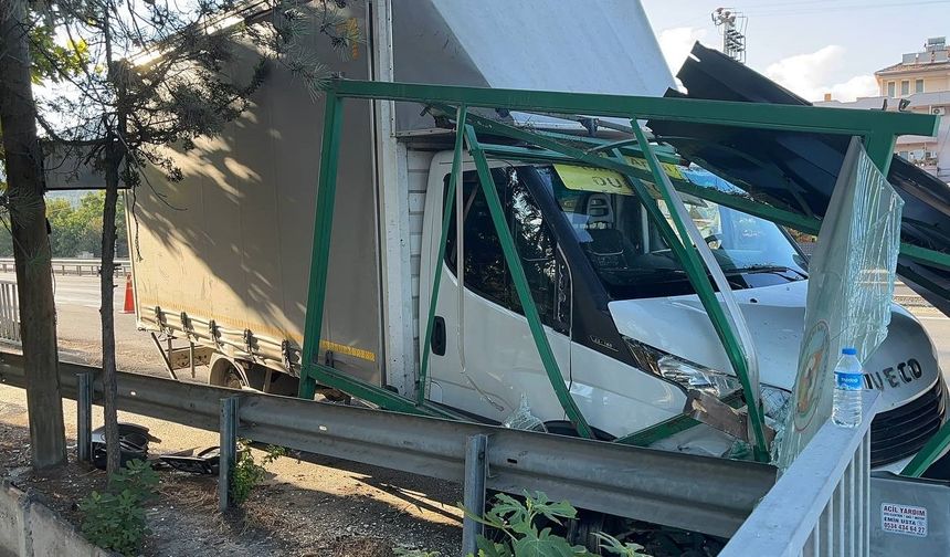 Sakarya'da tırın çarptığı kamyonet durağa girdi: 1 yaralı