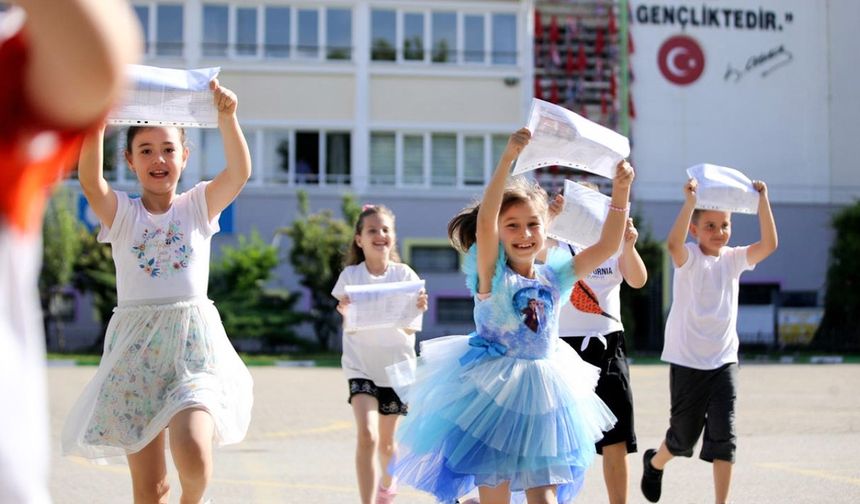 Yaz tatili süresinde değişiklik yapıldı: Milyonlarca öğrenciye sürpriz