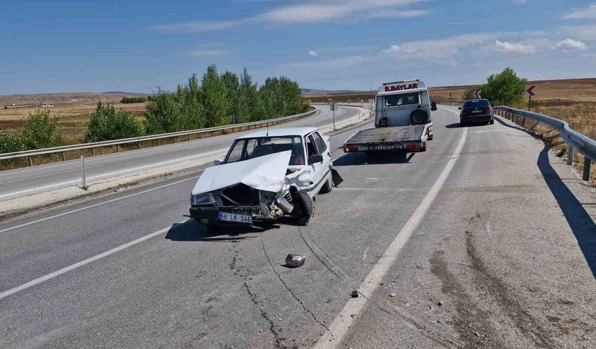 Çorum'da kontrolden çıkan otomobil karşı şeride geçip bariyerlere çarptı: 2 yaralı