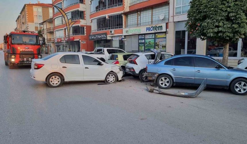 Çorum'da otomobil park halindeki araçlara çarptı: 1 yaralı