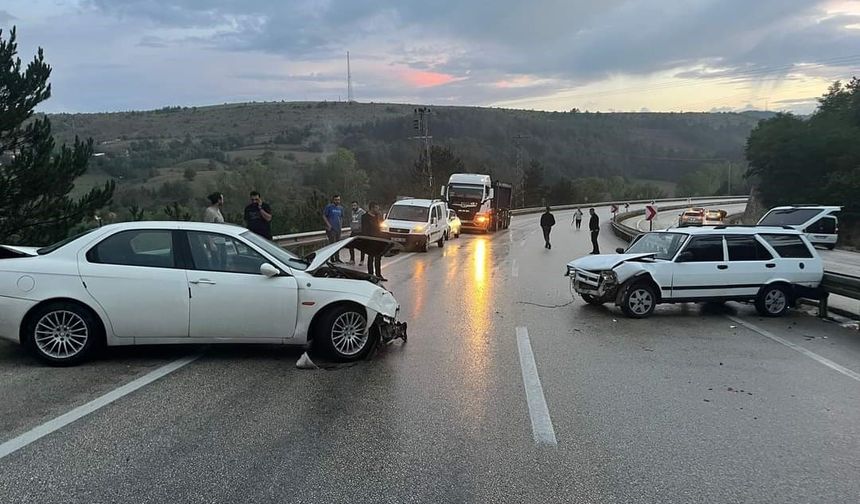 Otomobillerin kullanılmaz hale geldiği kazadan burunları bile kanamadan kurtuldular