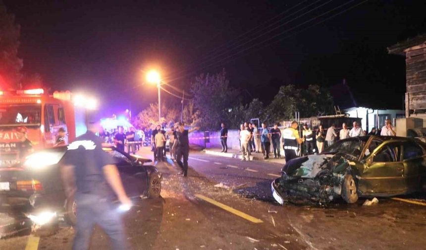 Sakarya'da kafa kafaya çarpışan otomobiller hurdaya döndü: 4’ü ağır 7 yaralı