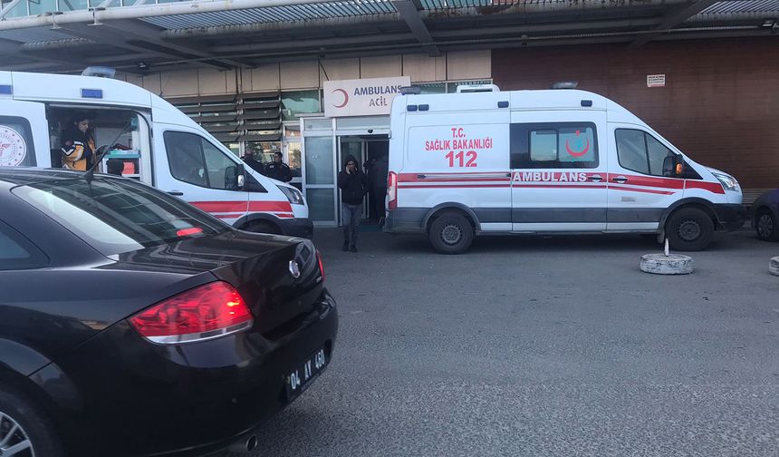 Manisa'da iki otomobil kafa kafaya çarpıştı: 6 yaralı