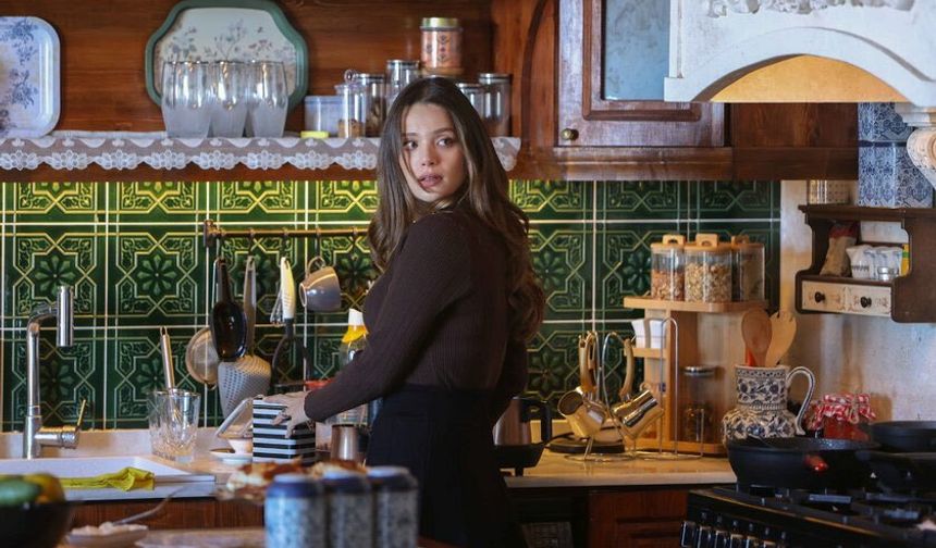 Sumru ve Nihayet’i evden gönderip konağın hakimiyetin eline alma fırsatı ayağına gelir. Sevilay, annesinin tehditleri yüzünden Nuh’tan uzak durmaya mecbur kalır.