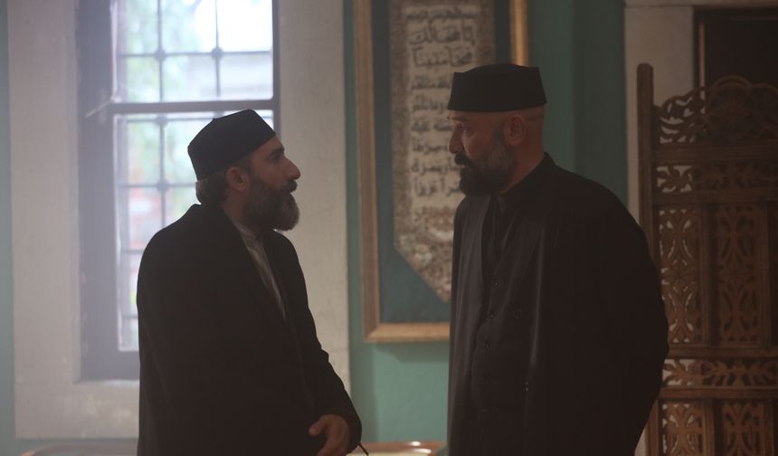Levent, Cüneyd, Zeynep ve Sadi ise yenemeseler de yavaşlatmayı başardıkları Vahid’den tamamen kurtulmak için Vahid’in bilgisayarındaki şifreli soruları çözmek zorundadırlar. Ancak Meclis-i Meşayih’i
toplayıp hükümdarlığını ilan etmek üzere olan Vahid’in cüretkar hamlesiyle zaman azalırken, Zeynep ve Cüneyd, Gülayşe ve Vahid’in geçmişinde saklı olan cevapları bulmak zorundadır. Bunun için
Sadi’nin ve Zeynep’in zekice yardımları, Cüneyd’in Vahid’le son kez yüzleşmesi ve Meryem’in de tehlike bir planı gerçekleştirmesi gerekmektedir.