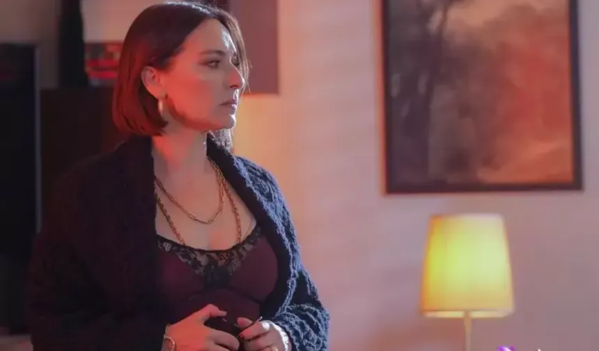 Ayça Bingöl (Ahsen Çevik) – Gerçeklerin Peşinde Bir Gazeteci!
Usta oyuncu Ayça Bingöl, cesur ve inatçı gazeteci Ahsen Çevik’i canlandırıyor. Ahsen, medya dünyasının kirli sırlarını açığa çıkarmak için her şeyi göze almış, tehlikeli bağlantılar içinde dolaşan bir kadın. Dizinin en sürprizlerle dolu karakterlerinden biri olan Ahsen, olayların seyrini değiştirecek hamleleriyle izleyiciyi ekrana kilitleyecek.