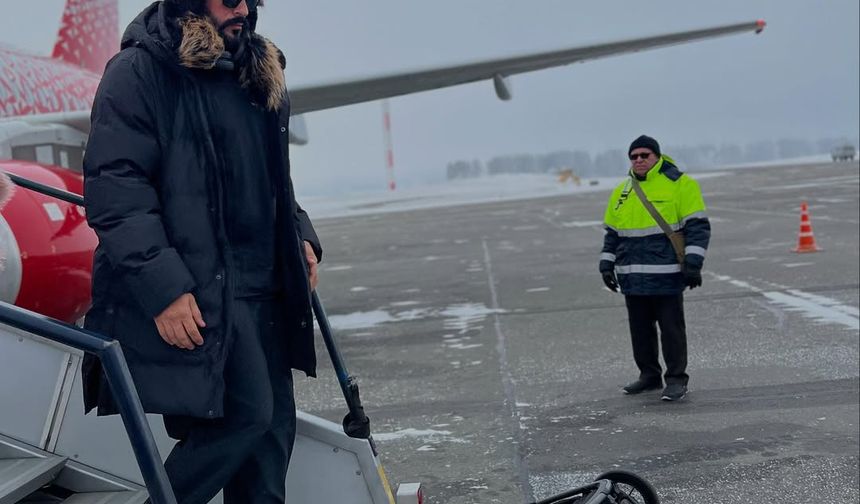 Moskova seyahatinde, soğuk havalara karşı çeşitli önlemler alan Özçivit, 25.5 milyon takipçiye sahip Instagram hesabında tatilinden kareler paylaştı. 