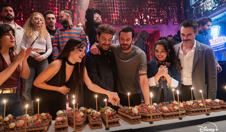 İstanbul ve Kapadokya’da çekimleri gerçekleşen romantik komedi türündeki 8 bölümlük dizinin oyuncu kadrosunda Hande Erçel ve Barış Arduç’a Feyyaz Şerifoğlu, Başak Gümülcinelioğlu, Alper Saldıran, Naz Göktan, Begüm Akkaya, Melis Minkari ve Sezin Akbaşoğulları ve Fatih Al gibi genç ve usta isimler eşlik ediyor.