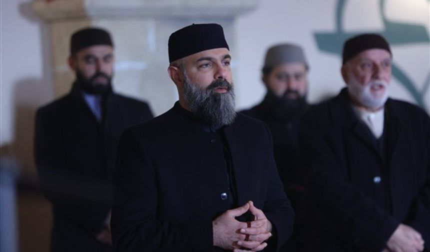 Zeynep ise Cüneyd için Cüneyd’e rağmen riskli bir oyuna girip
tekkedeki kadınlar için büyük bir adım atmaya karar verir. Zeynep’in hamlesiyle köşeye sıkışan Sadi Hüdayi karşı atağa geçip zafer kazanacakken, Feyza ile sınanacağından habersizdir.