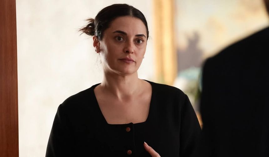 Ancak Özlem, bir yandan Kenan’ın öfkesi altında ezilirken, diğer yandan en yakın arkadaşının en büyük acısına sebep olmanın vicdan azabını yaşamaktadır.