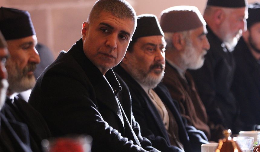 Öte yandan geçmişin yükünü sırtından atmaya çalışan Meryem ise Birgül'ün desteğiyle tarikattaki kadınların üzerine gelinmesini engellemek için sivil toplum kuruluşlarına bilmedikleri bu dünyayı gösterecekleri bir iftar düzenlemeye karar verir. Levent ise Cüneyd’e yardım etmek için yeni bir fikirle gelmiştir. Zeynep ve Lokman da Aziz’in telkin sayılarının peşine düşer.