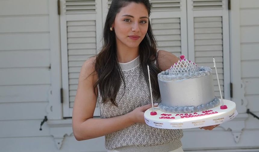Sıla Türkoğlu'na sette kutlama partisi!