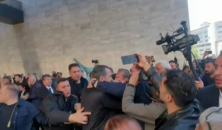 Son Dakika: Özgür Özel’e Saldırı! Cenazede Yumruklu Müdahale