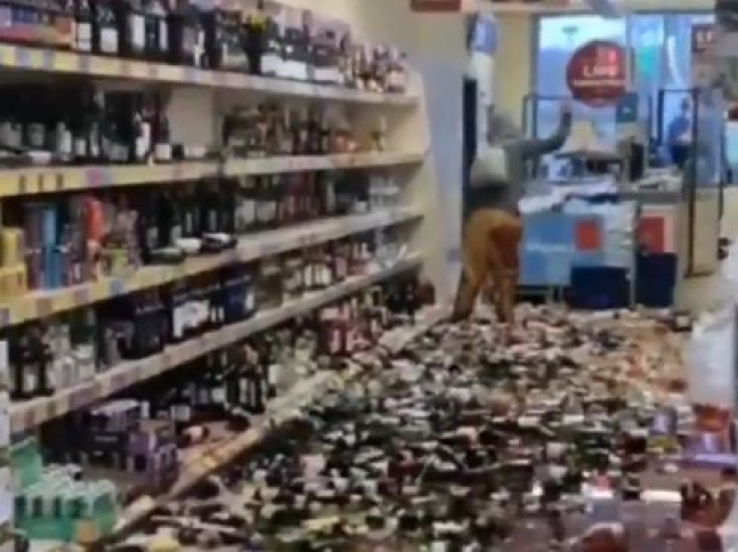 упал стеллаж с алкоголем