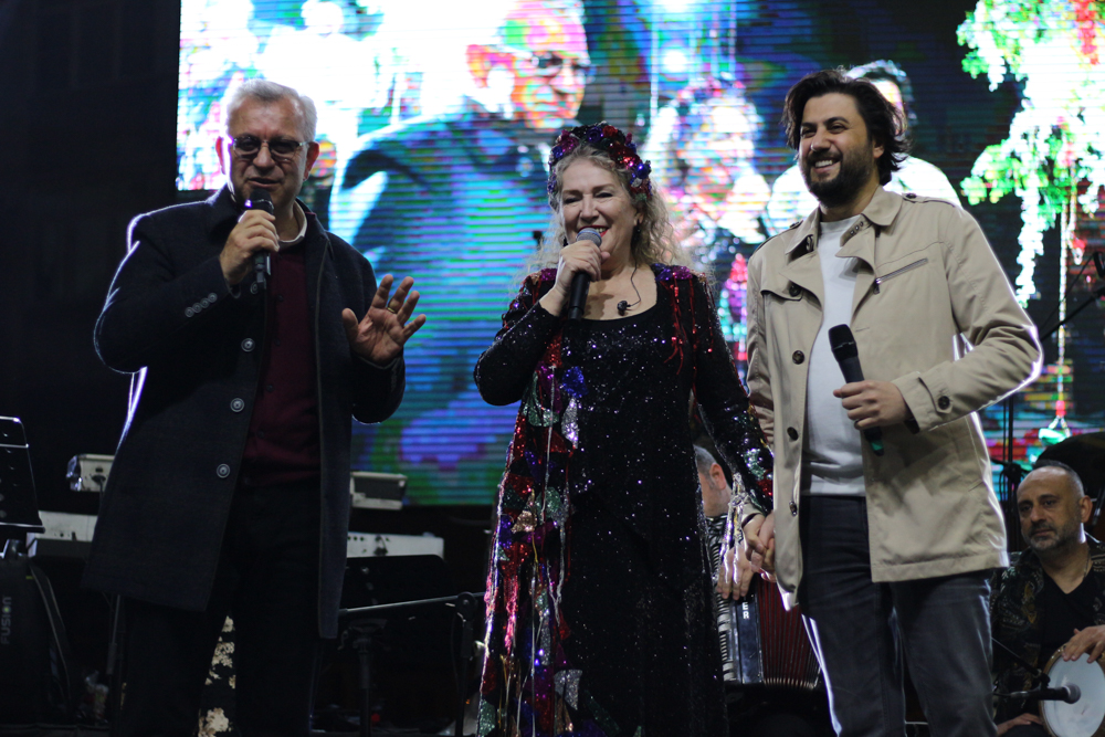 Sözü ve müziği Sezen Aksu’ya ait yeni şarkısı ‘Bi Git’ ve ‘Suzan'ın Hıdırellez Bahçesi’ kutlamaları ile çifte mutluluk yaşayan sanat dünyasının eğlenceli isimlerinden Suzan Kardeş, Hıdırellez konserleri kapsamında İstanbul, İzmir ve Edirne’de on binlerce kişiyle buluştu. Kutlamaların ön ayağında 3 Mayıs Salı günü İstanbul Mask Beach Beylikdüzü’nde konser veren Suzan Kardeş, Hıdırellez Bayramı öncesi İstanbullulara muhteşem bir gece yaşattı.