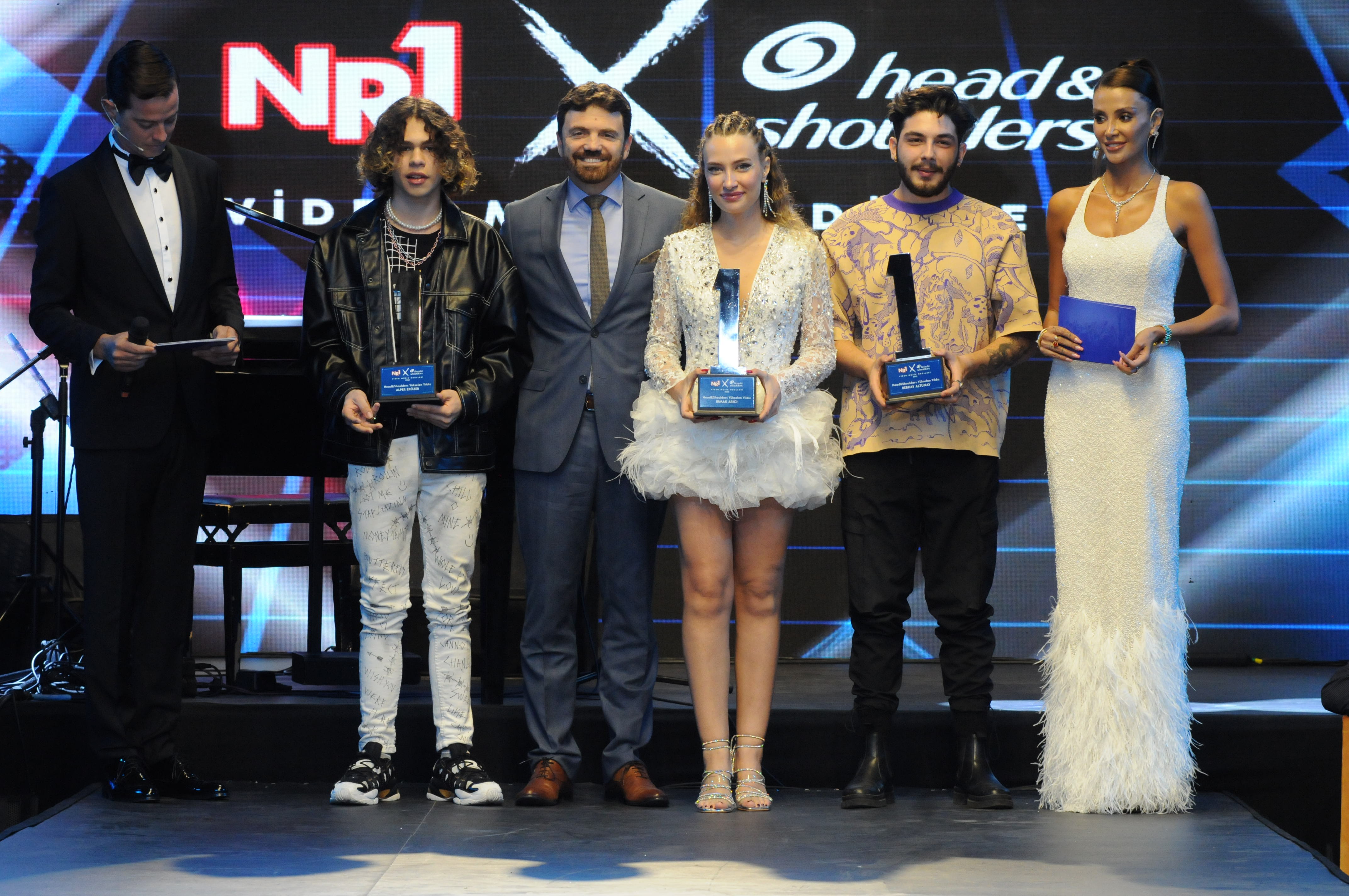 Head&Shoulders Yükselen Yıldızlar kategorisinde başarıları, yetenekleri ile  genç sanatçılar Alper Erözer, Irmak Arıcı ve Berkay Altunyay ödüllerini aldılar