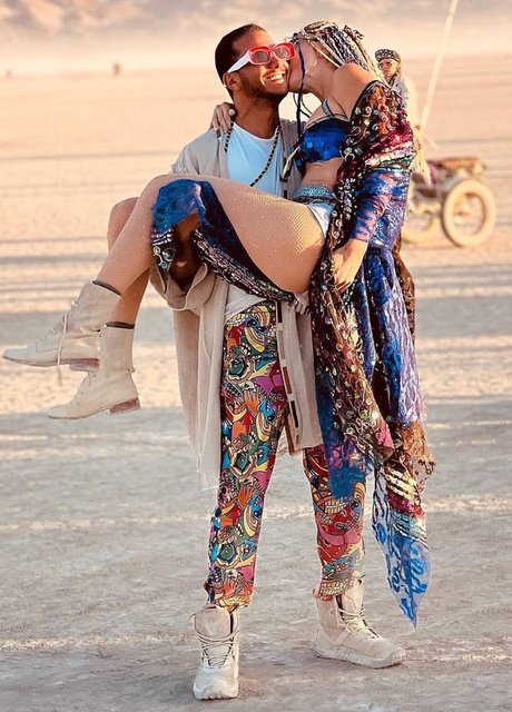 Son dönemde Mohammed Alsaloussi ile barışmasıyla gündeme gelen Şeyma Subaşı, Instagram hesabından Burning Man'den kareler paylaştı. İşte Şeyma Subaşı ve sevgilisi Mohammed Alsaloussi'nin Burning Man macerasını yansıtan kareler...