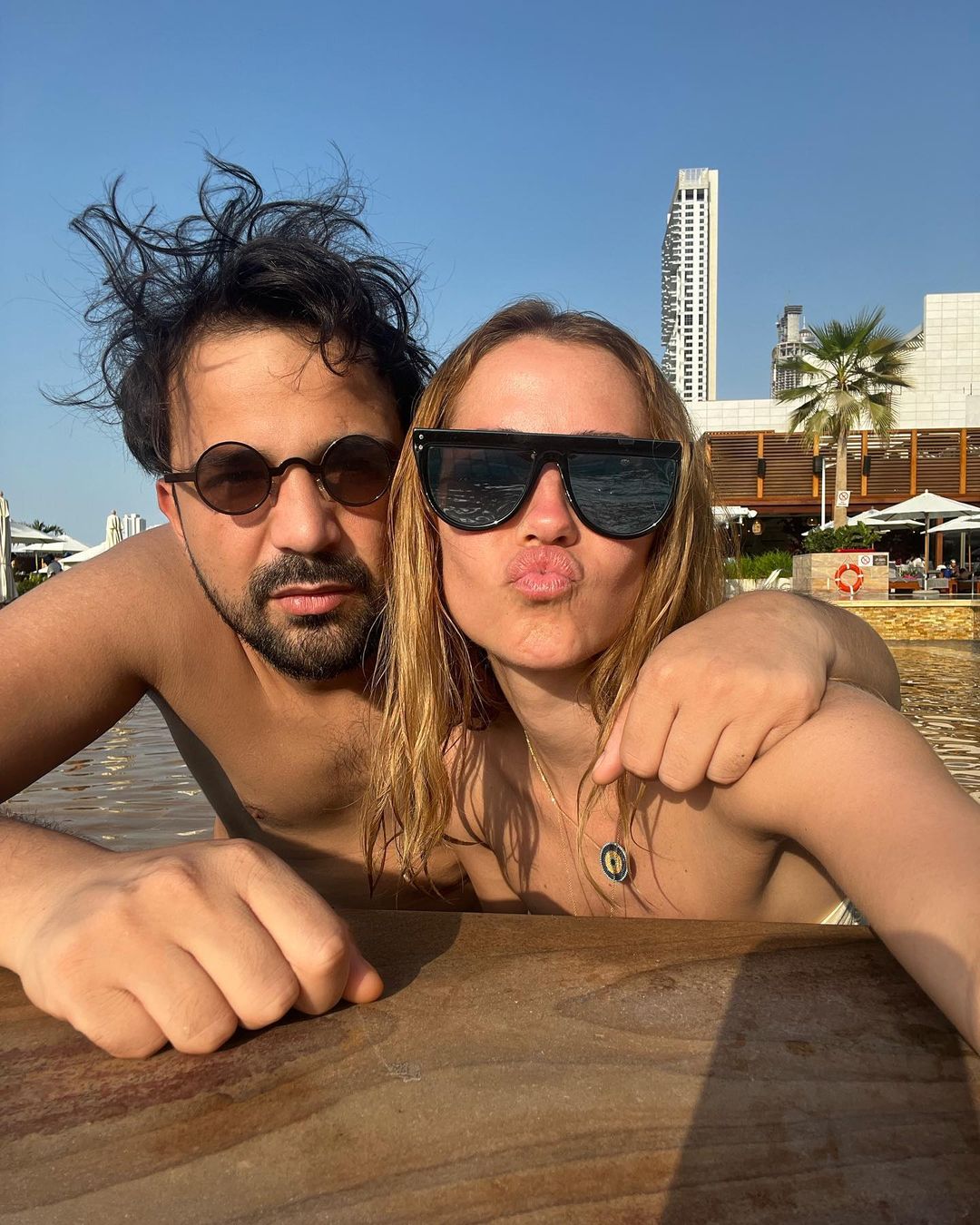 Derya Uluğ sevgilisi Asil Gök ile birlikte gittikleri Dubai'den poz poz paylaşım yaptı.