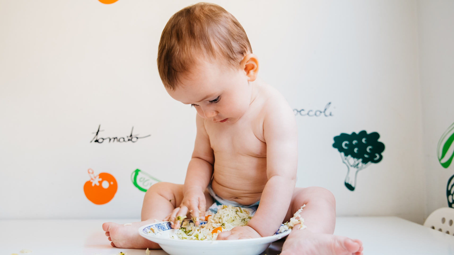 Çünkü bebeklerin sindirim sistemi henüz tam gelişmediği için besin alerjisi riskini göz önünde bulundurarak ilerlemek gerekir. Ek gıdaya geçiş sürecinde dikkate alınması gereken bazı önemli detaylar söz konusudur.