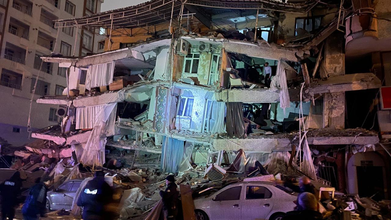 Kahramanmaraş merkezli 7,4 büyüklüğündeki depremin ardından çok sayıda ilde binaların yıkıldığı görüldü.