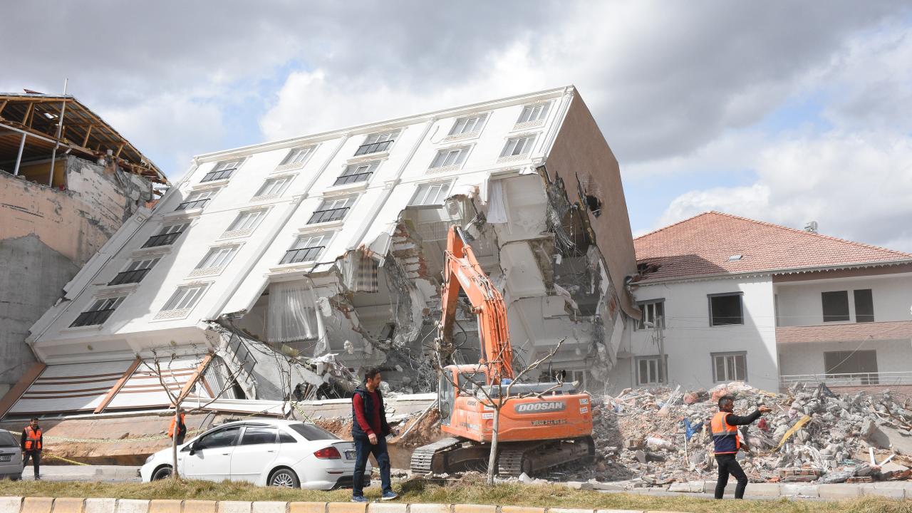 Kahramanmaraş merkezli depremlerin etkisiyle çok sayıda evin yıkıldığı ya da ağır hasar gördüğü Gölbaşı`nda enkaz kaldırma çalışmaları sürüyor.