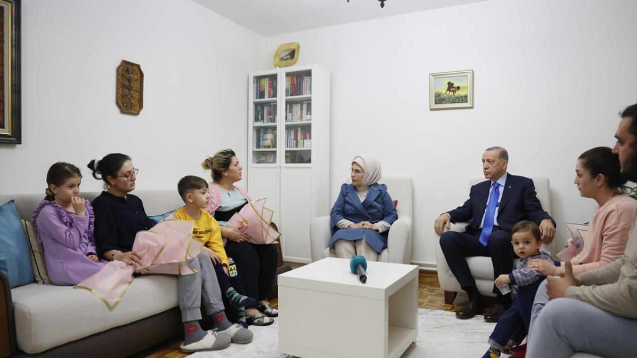 Cumhurbaşkanı Erdoğan ve eşi Emine Erdoğan, 6 Şubat`taki depremler sırasında Kahramanmaraş`ın Afşin ilçesinde bulunan Hülya Çelebi ve ailesinin Çankaya`da kaldığı eve gitti.