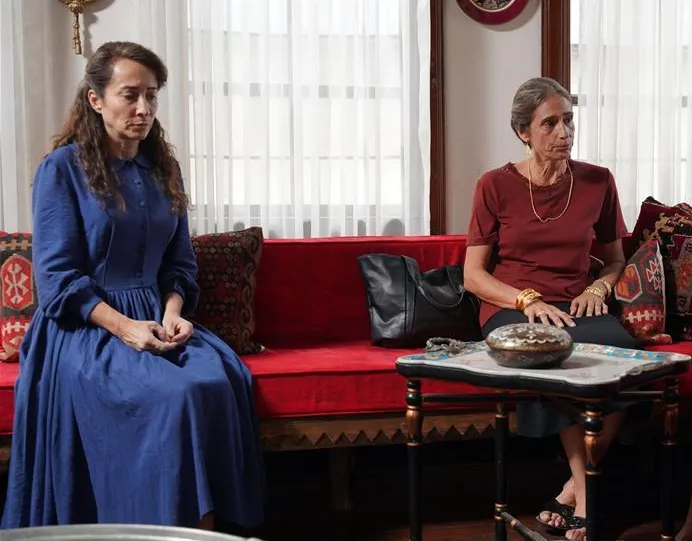Yalı Çapkını dizisinde  Seyran ve Suna'nın annesi Esme rolüne hayat veren Bozacı, günlük hayatındaki tarzıyla sosyal medyaya damga vurdu.

