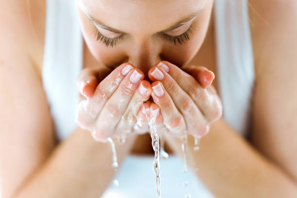 Yüzünüzü tuzlu su ile yıkarsanız cildiniz parlar pürüzsüzleşir.