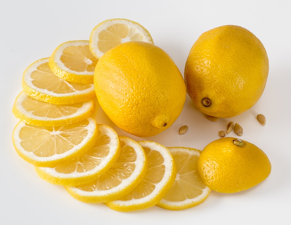 3 limon ve 1 kaşık vanilyayı su bitinceye kadar kaynatın; evdeki hava tertemiz olacak, koku gidecektir. Bileklerinize birkaç damla limon damlatırsanız vücudunuz dinç olur ve enerjiniz artar.